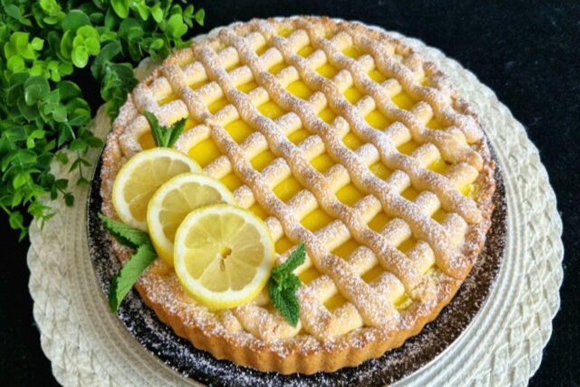 Tarta italiana cu aromă răcoritoare de citrice, din aluat cu unt, crema de lamaie si care vă va aminti imediat de coasta însorită a Italiei