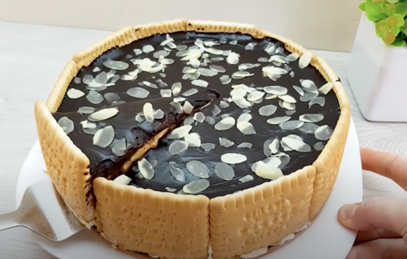 Un tort grozav fără coacere, de biscuiți cu iaurt si glazura delicioasă de ciocolată