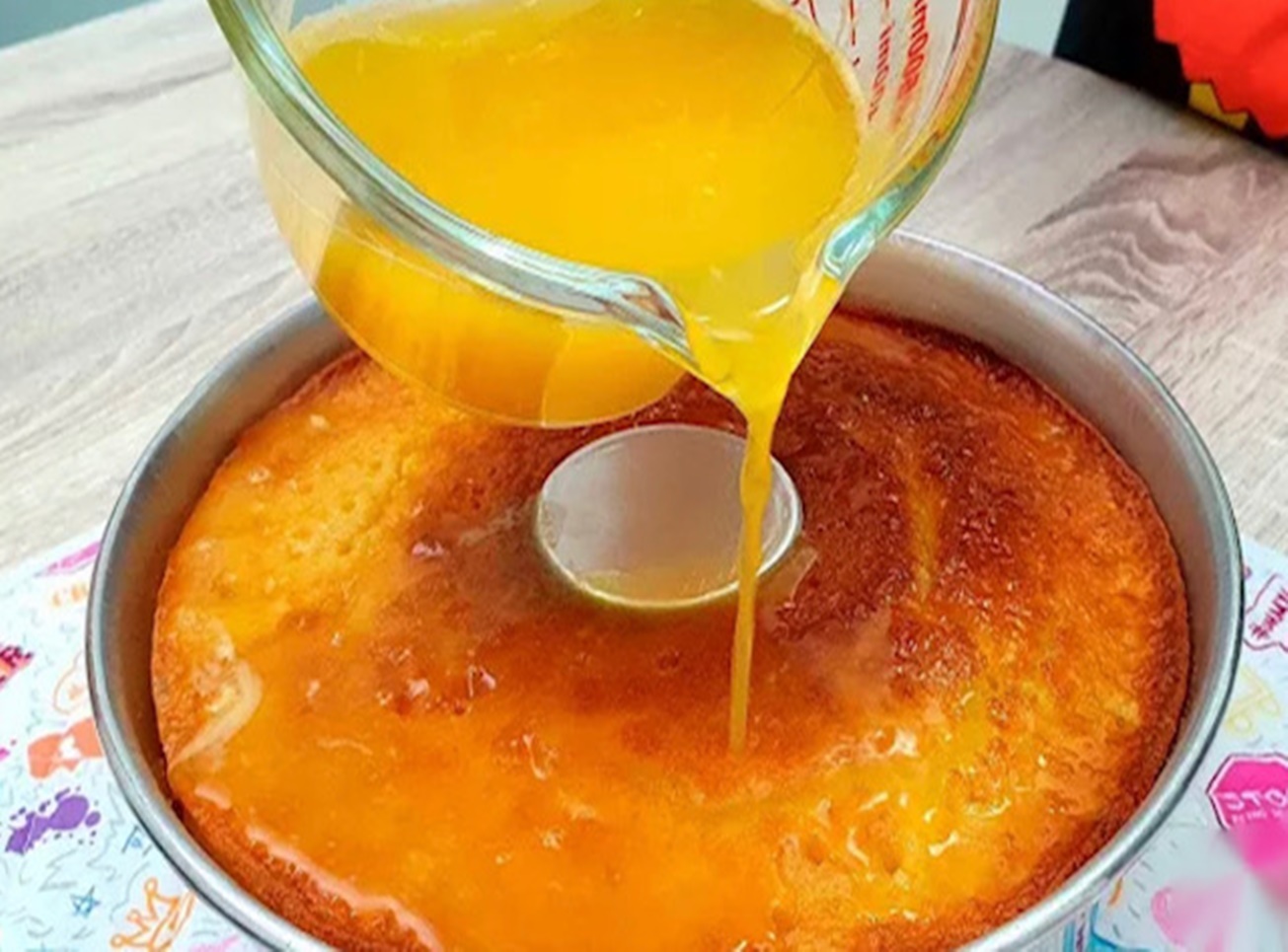 Prajitura cu portocale este incredibil de delicioasa si suculenta. Simplu de preparat: trebuie să o coaci, apoi să turnați peste siropul de portocale – cel mai exotic desert