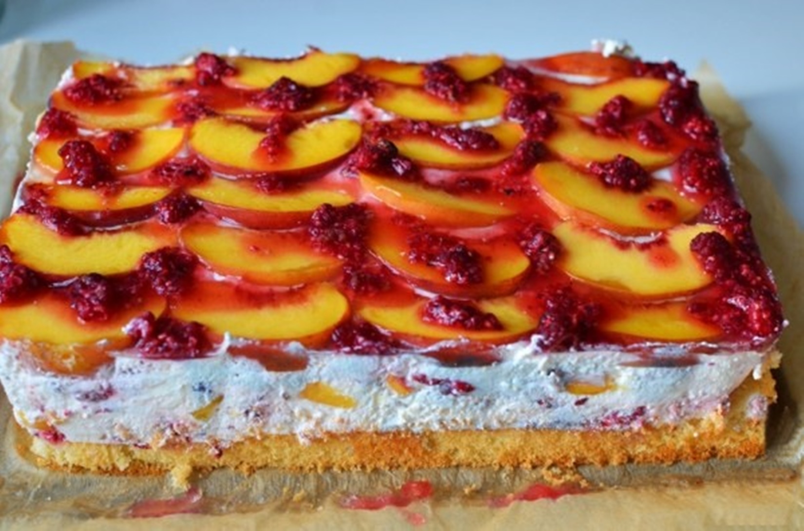 Tort cu cu piersici si zmeura este o prajitura absolut delicioasa, aerata si colorata