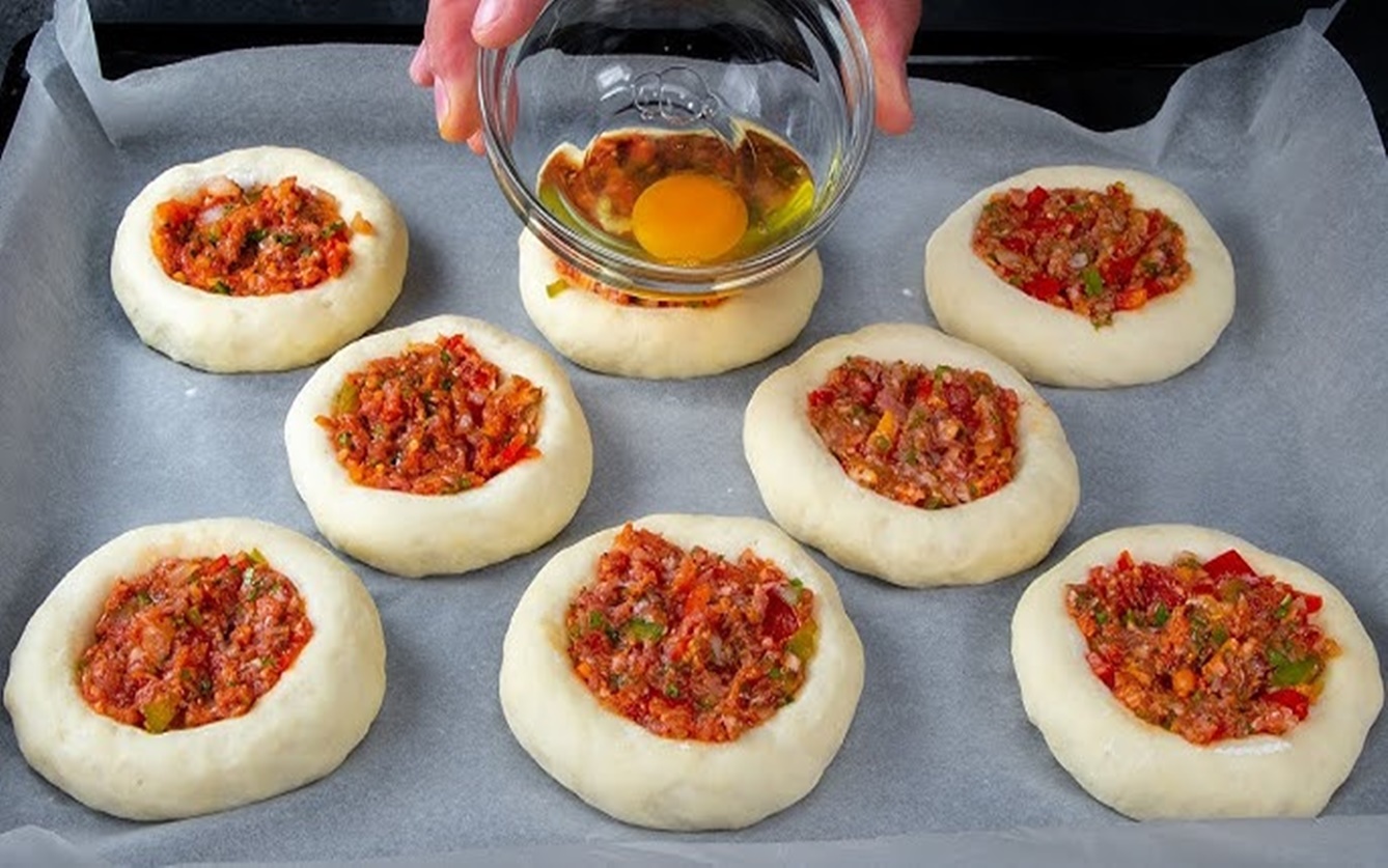 O rețetă simplă de mini pizza de casă – gata în doar câteva minute si sunt delicioase!